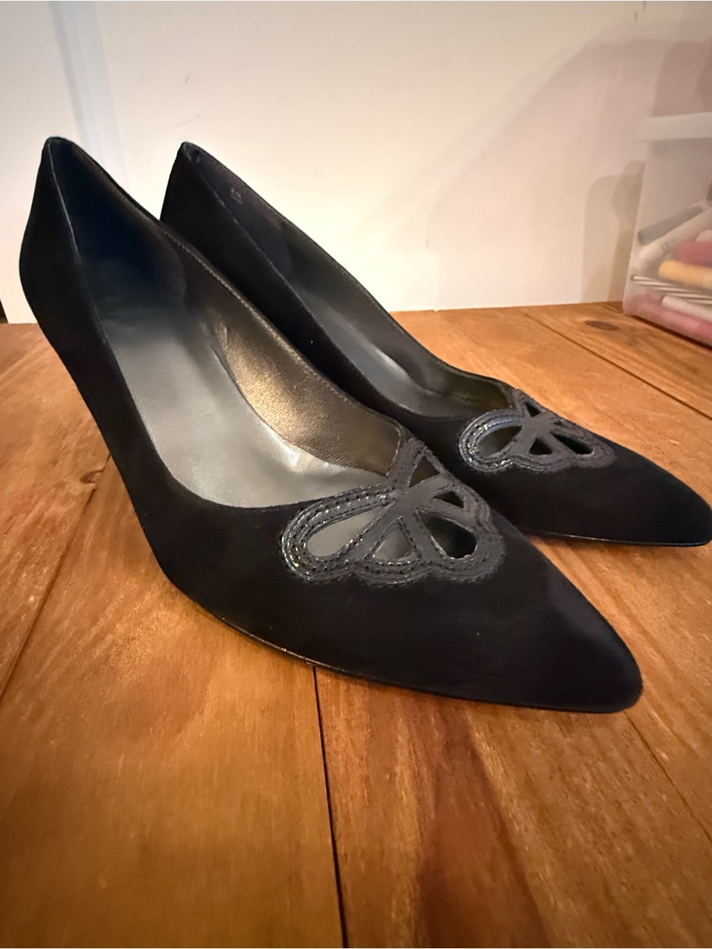 Stuart Weitzman. Black Suede Kitten Heels. Size 8.